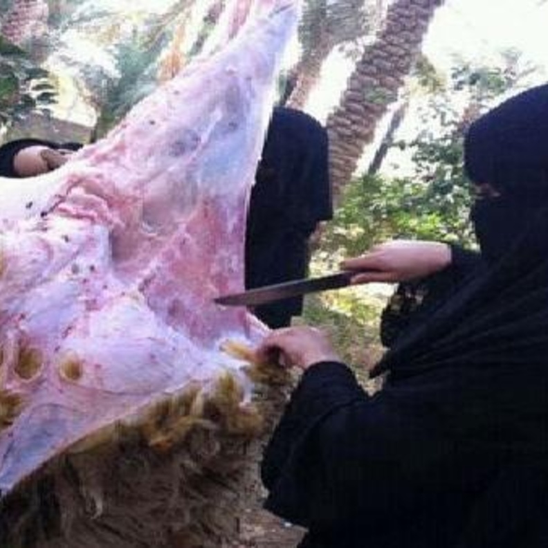 السعوديات تنافسن الرجال في شراء "خروف العيد"