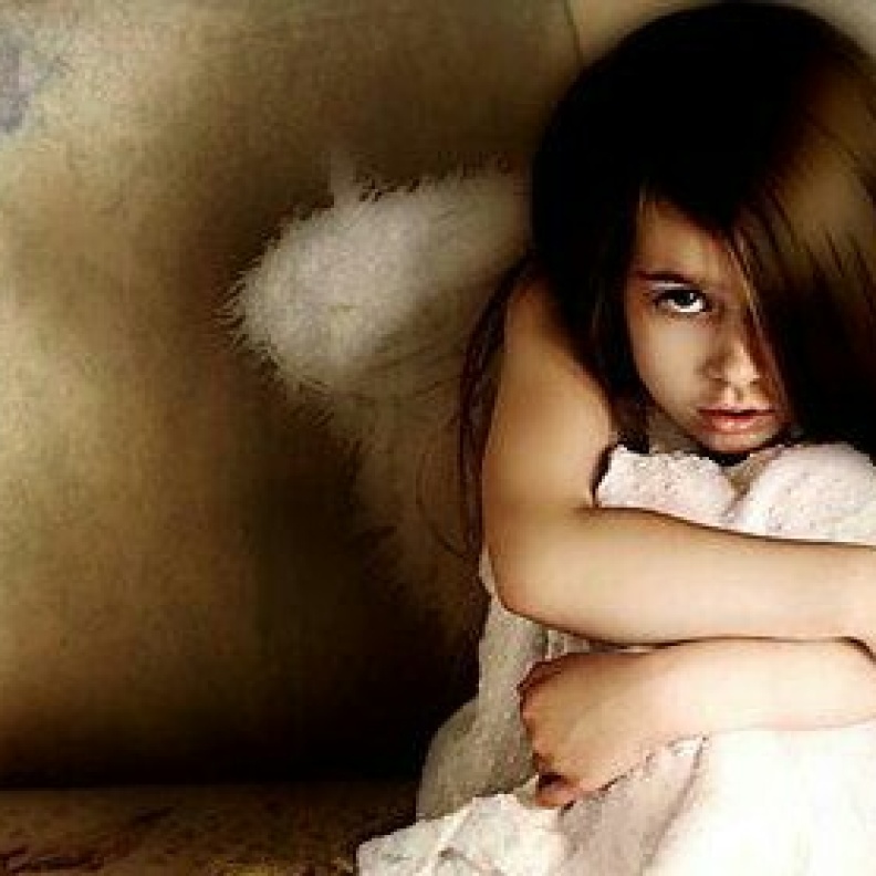 جرس الباب ينقذ طفلة من لصين ملثمين 