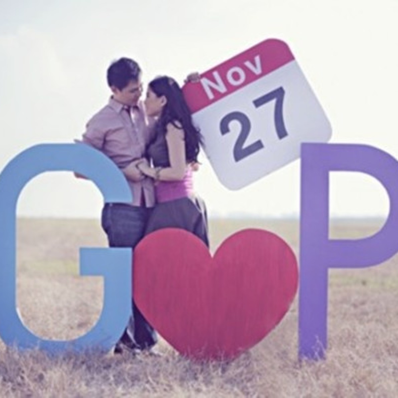 صورة رومنسية تعلنان فيها عن موعد العرس