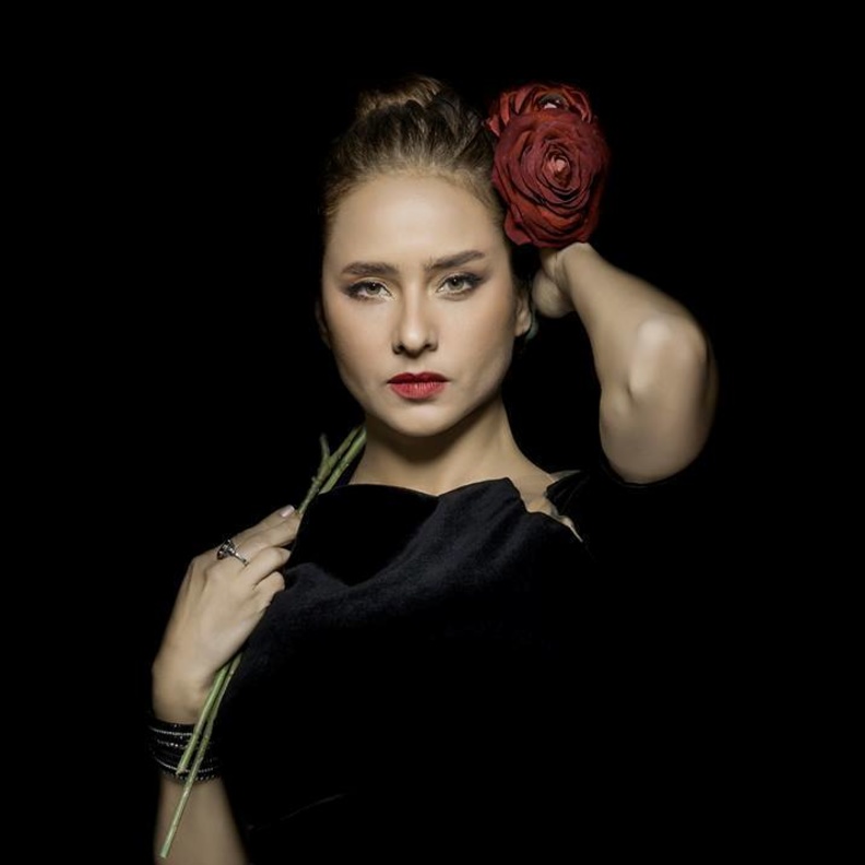 نيللي كريم تواصل سيرتها مع الحزن في سقوط حر