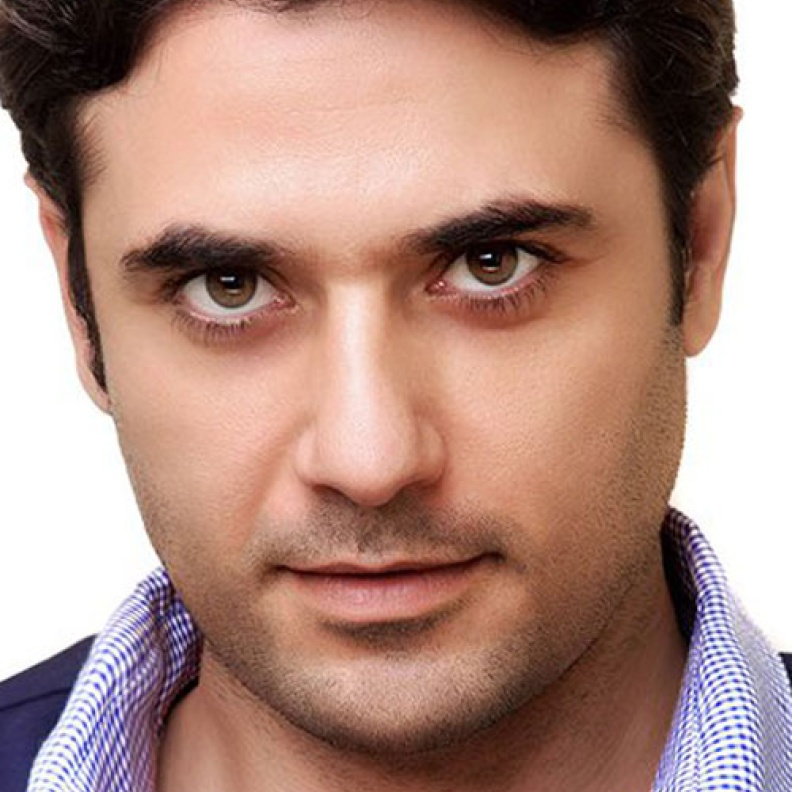 صورة احمد عز التي تناقلها رودا الفيسبوك ويبدو فيها مختلفا جدا