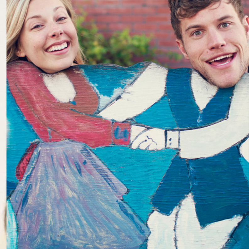 صورة للعروسين وهما يحتفلان في مهرجان الألوان