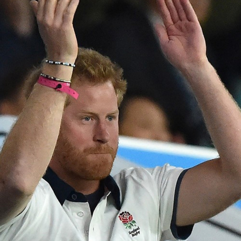 هاري يشجع بقوة واصرار