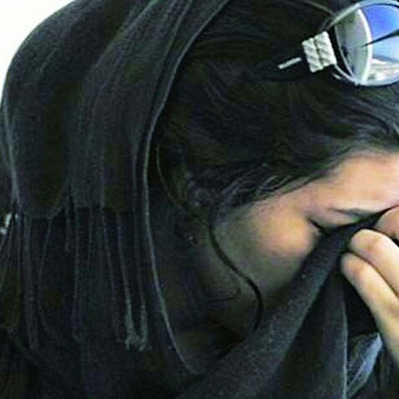 فتاة تقع ضحية لابتزاز خمسيني وولده في السعودية!