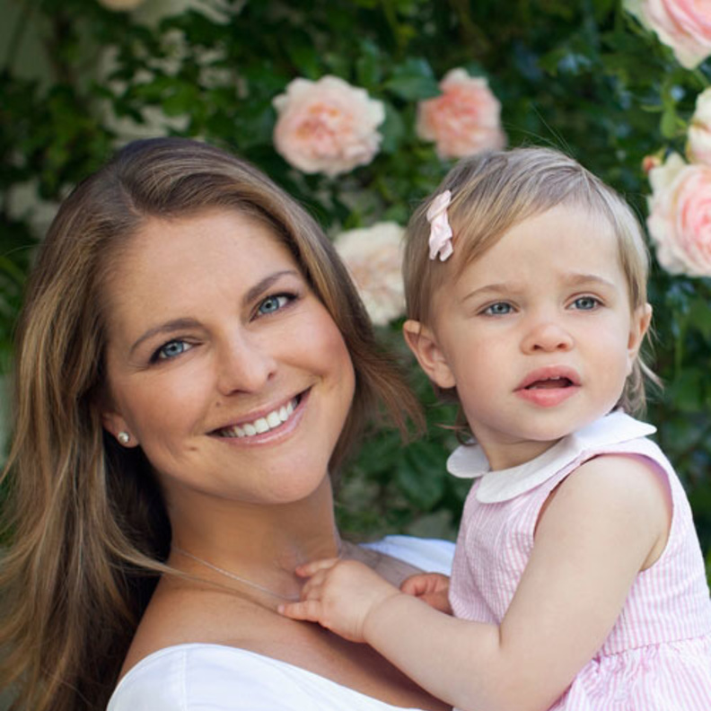 مادلين تحمل ابنها