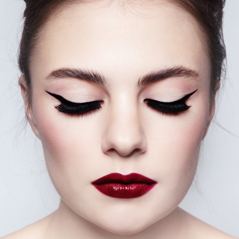 صيحة الآيلاينر الممدود المستمرة في علم المكياج