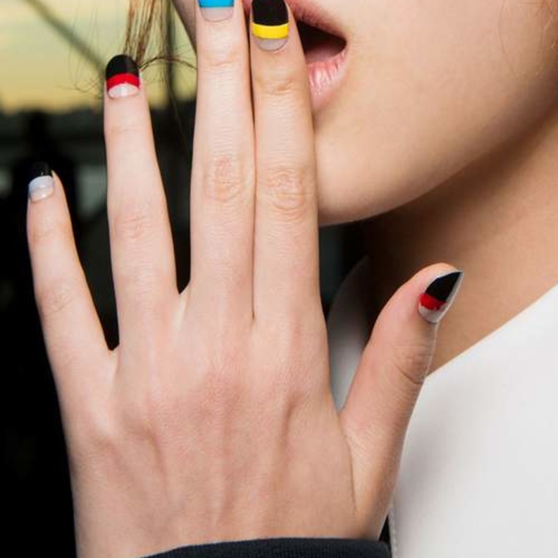 صيحة المناكير الفرنش الجديدة لهذا العام