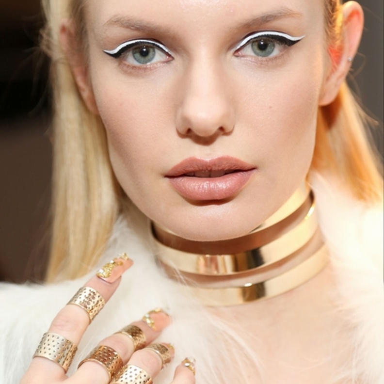 الايلاينر الازرق المميز في الصيف