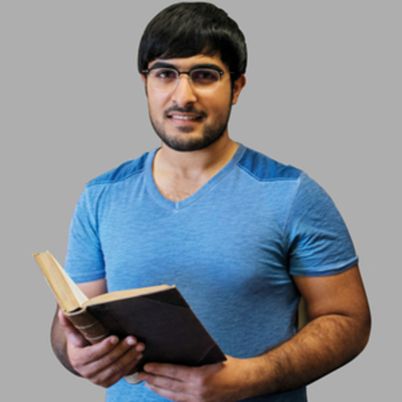 طالب اماراتي يدرس الطاقة المتجددة دعما لمشروعات وطنه