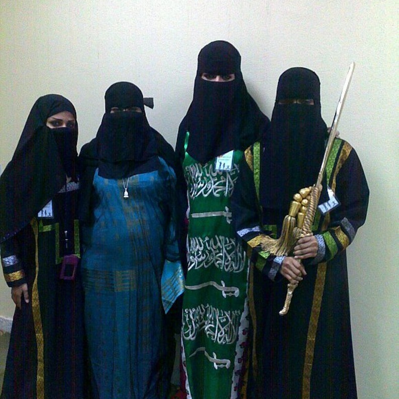 طالبات الجامعة في مشاركة محلية مسبقا