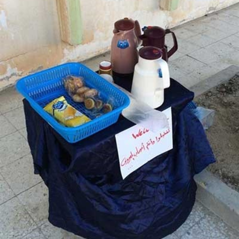 طاولة المشروبات والفطتئر أمام منزله