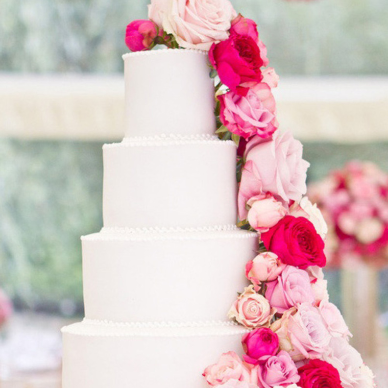 كعكة زفاف مزينة بالورد والسلاسل