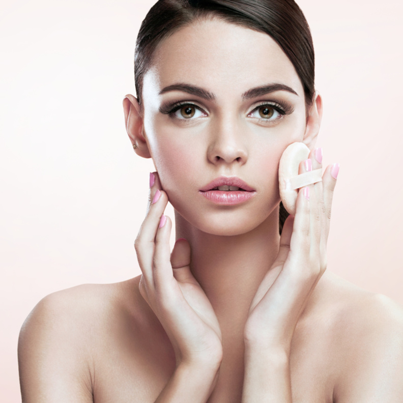 طبقي البودرة باستخدام الإسفنجة المدورة