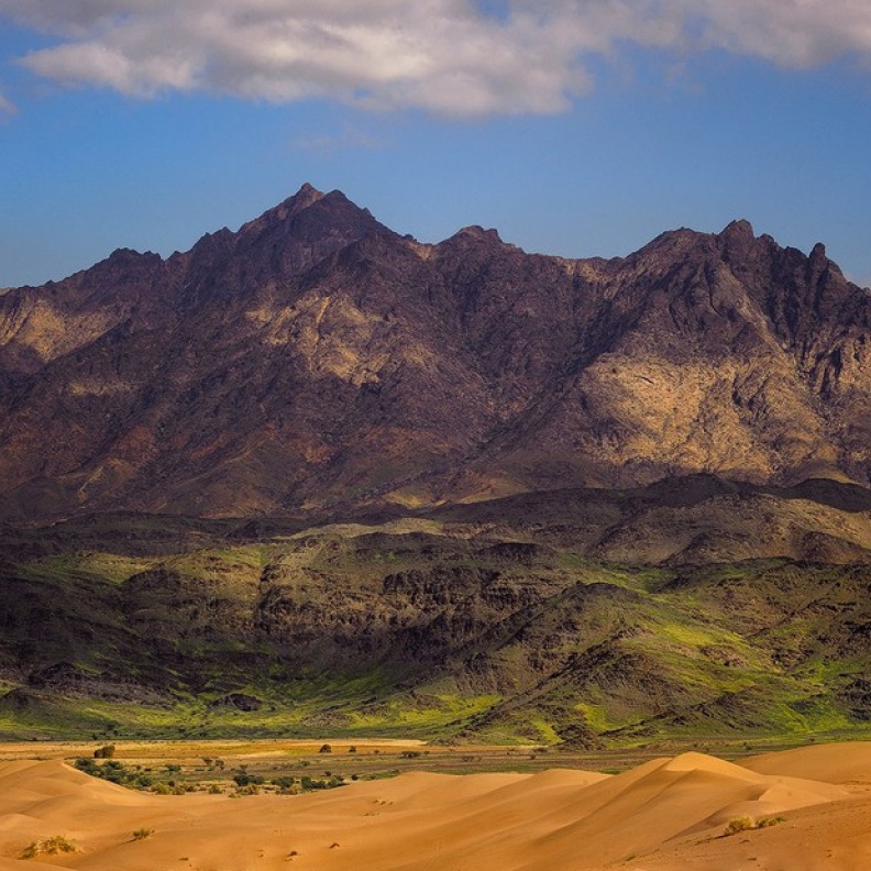 طبيعة جبلية وصحراوية خلابة