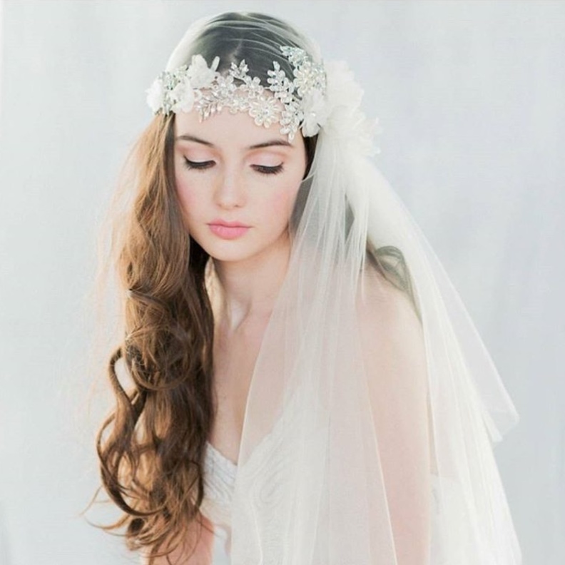 طرحة العروس بتصميم فريد يلف الرأس من قماش الشيفون 