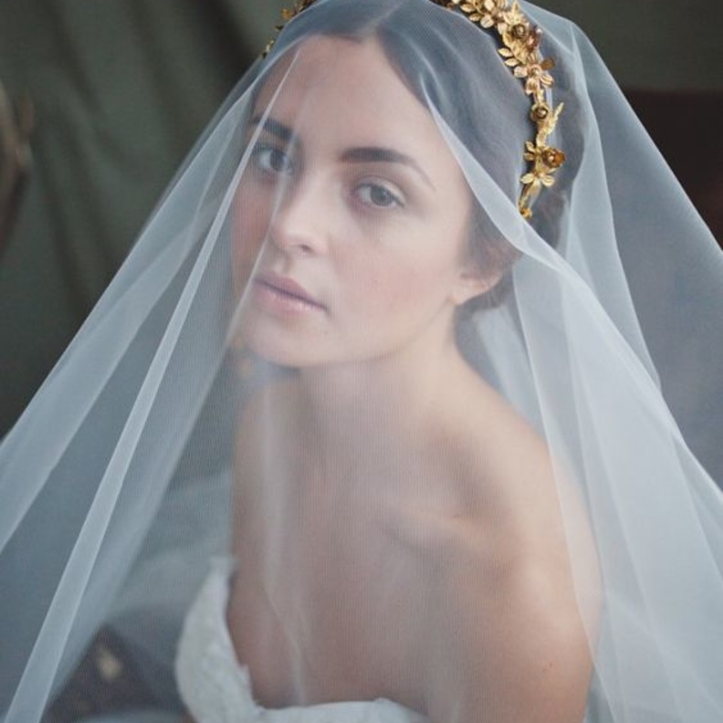 طرحة من الشيفون تغطي الرأس مع اكسسوار الرأس الذهبي فوقها