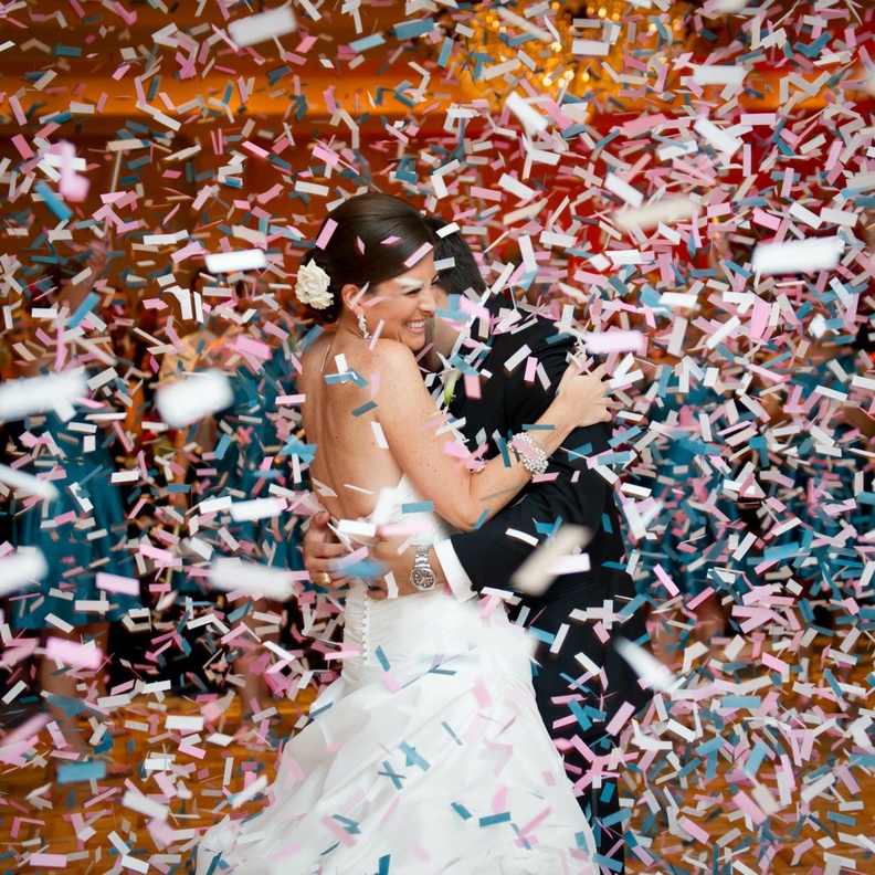 طرق استعراض اوراق  الكونفيتي في حفل الزفاف