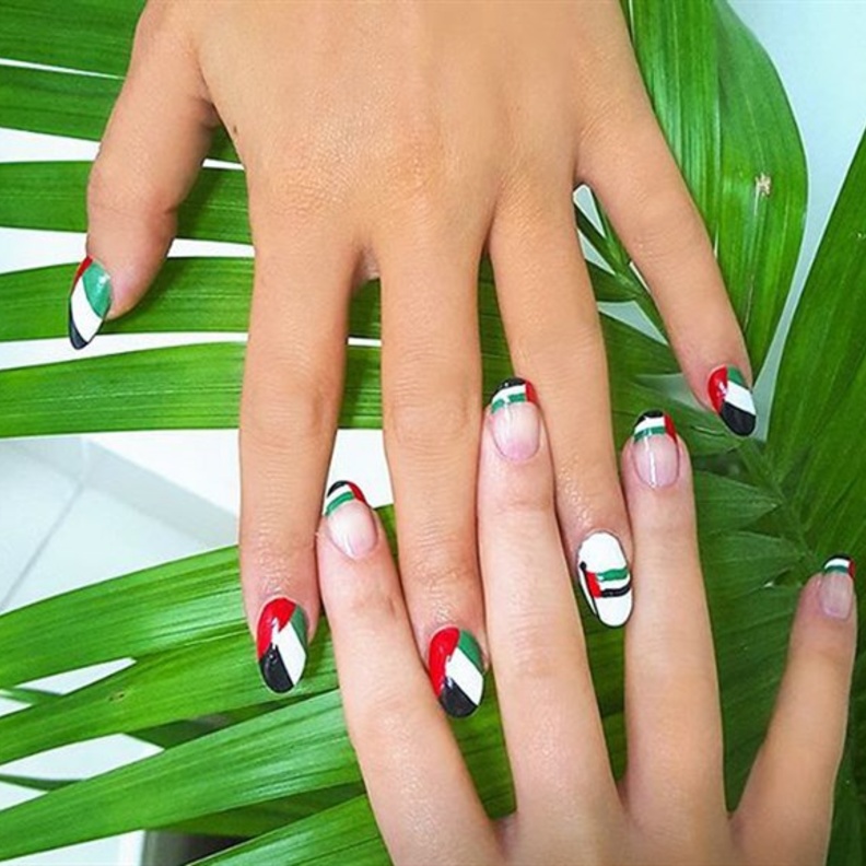 طرق مختلفة لمناكير يوم العلم الإماراتي