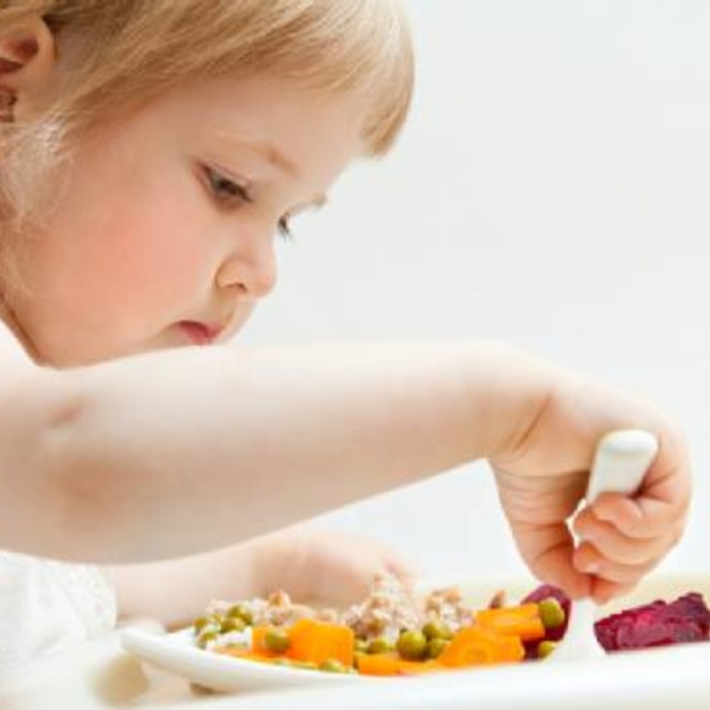 طرق مساعدة الطفل على الأكل بمفرده 