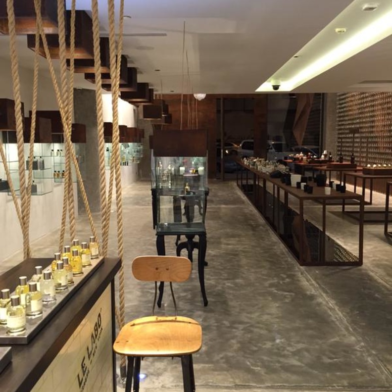 طريقة عرض العطور بالمعرض