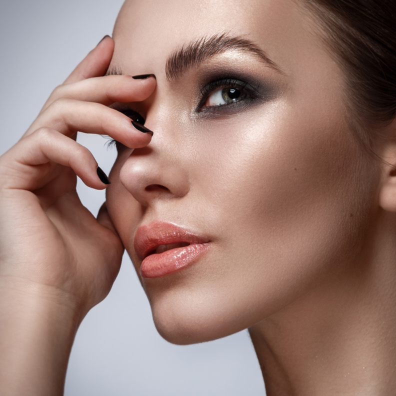 طريقة عمل مكياج عيون سوداء جذاب وساحر