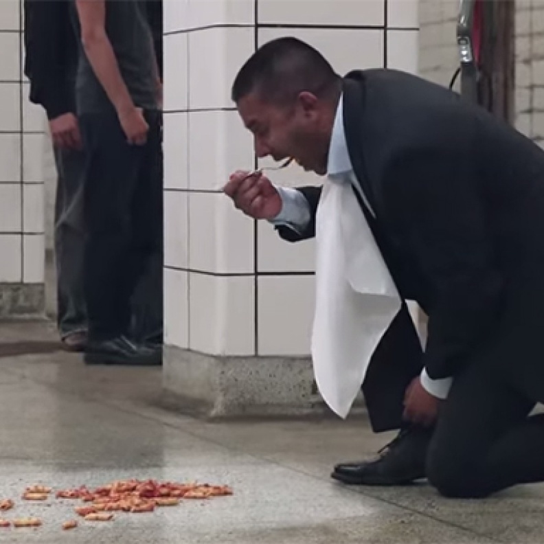 بالفيديو: مدير شركة يأكل طعامه من أرضية محطة مترو الأنفاق!