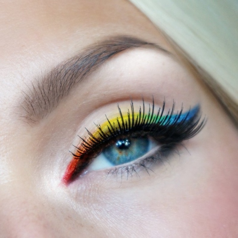 طريقة مختلفة لوضع آيلاينر الألوان