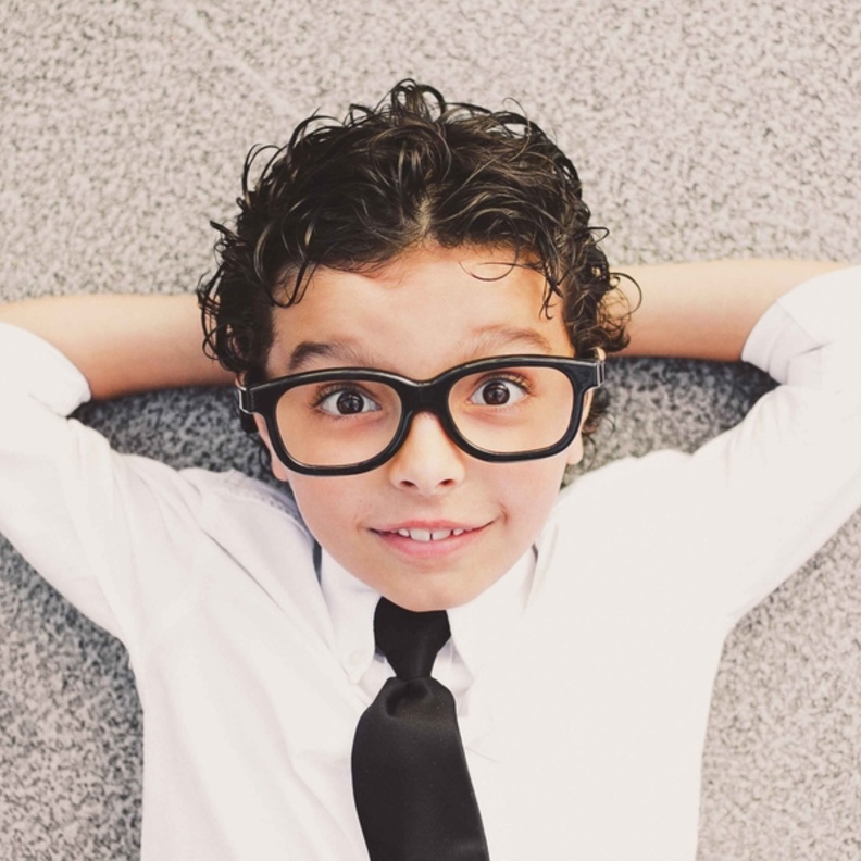 طفل برج الميزان ذكي و يعشق طرح الاسئلة 