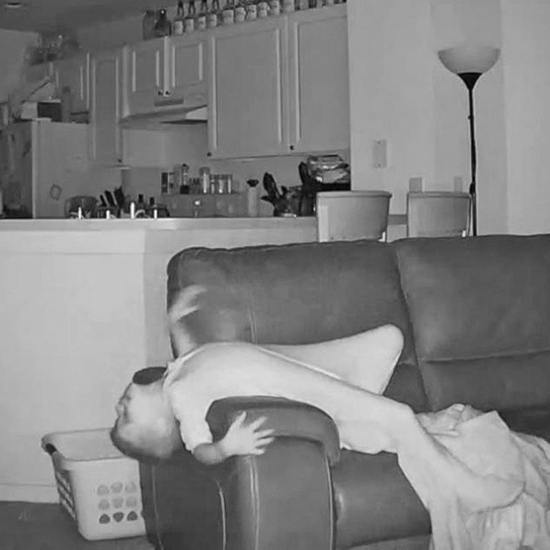 طفل يغافل والديه ليلا ليفجر طاقته