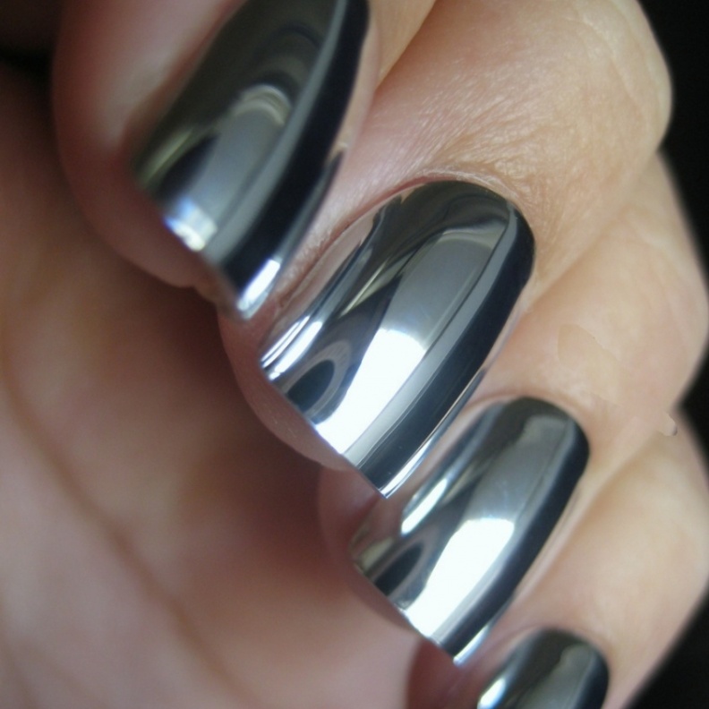 طلاء أظافر باللون الفضي المعدني البراق