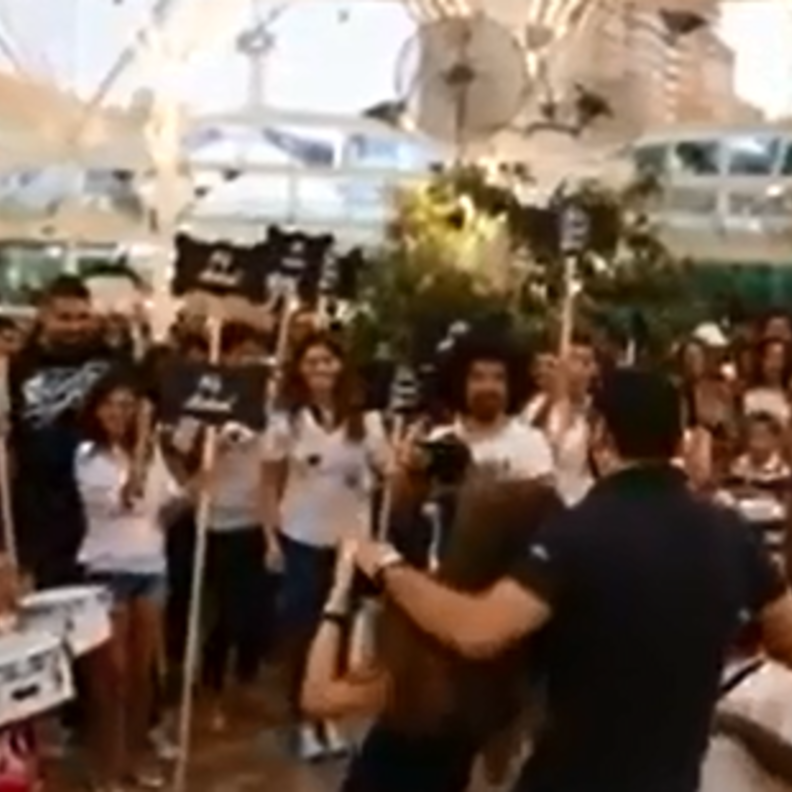 بالفيديو: طلب يدها في مركز التسوق... فماذا فعلت؟ 