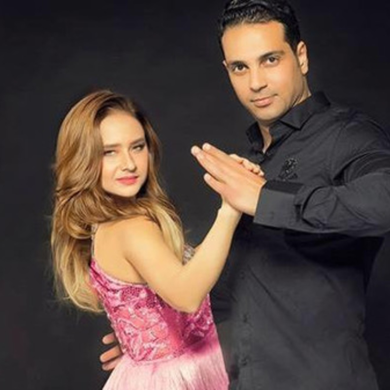 هاني أبو النجا مع مسئولي الدار التي تتولى نشر كتابه الجديد 