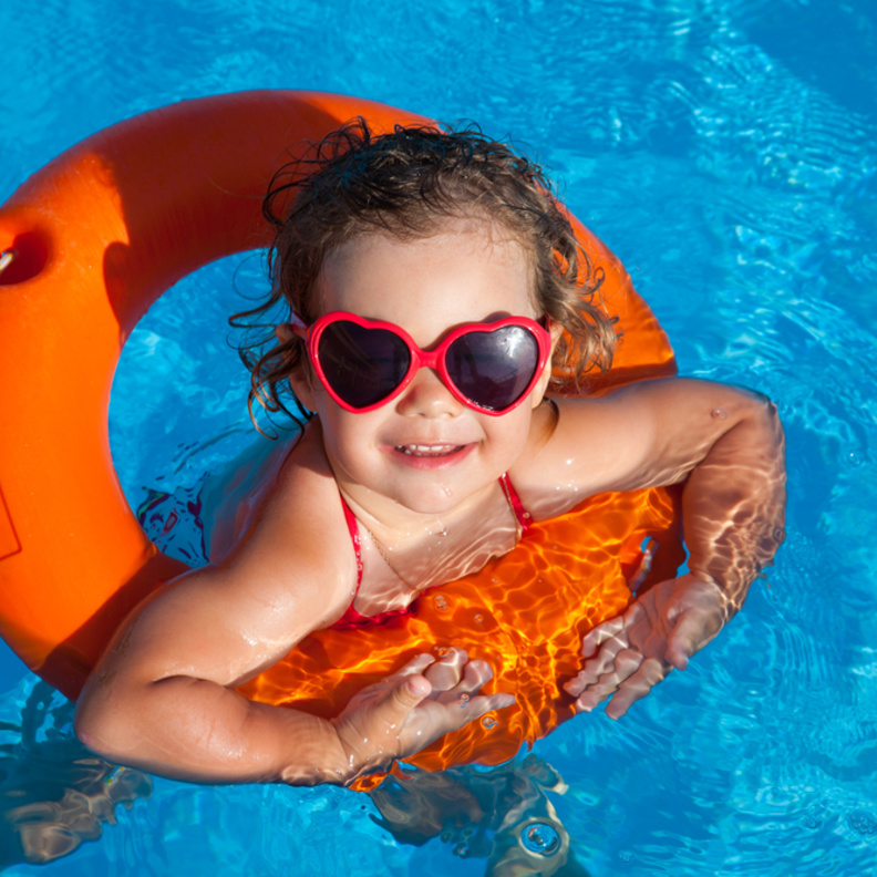 طواقات السباحة لا تحمي طفلك من الغرق