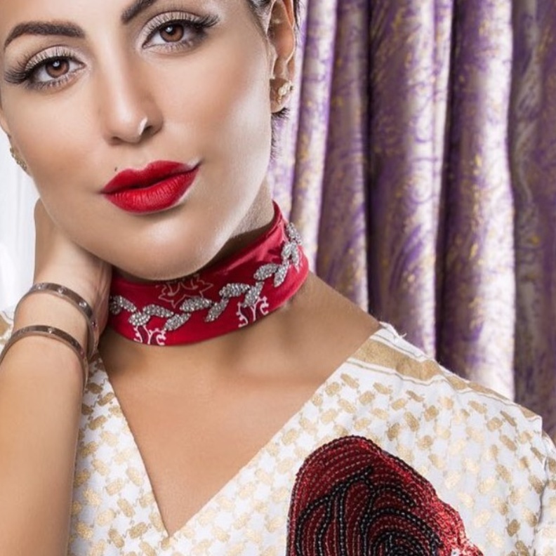 طوق من القماش الاحمر المطرز من اختيار دانا 