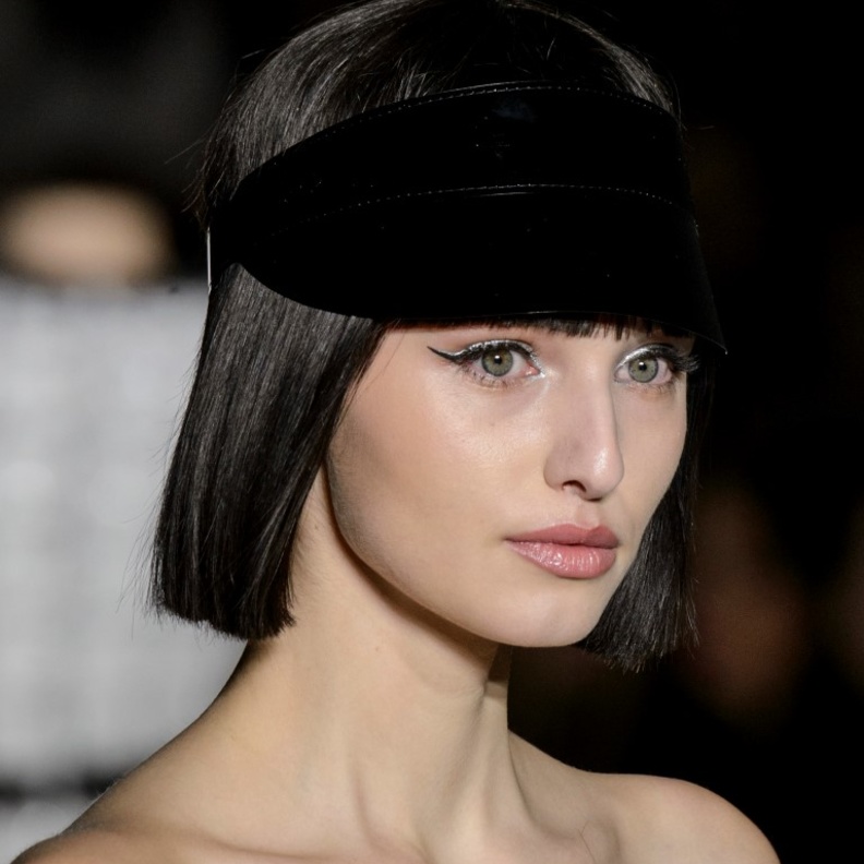 ظلال بيضاء مع رسمات الآيلاينر باللون الأسود من دار رالف أند روسو Ralph & Russo