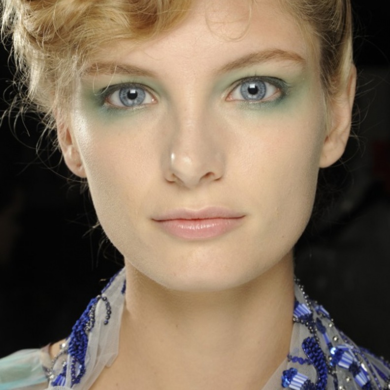 ظلال خضراء هادئة