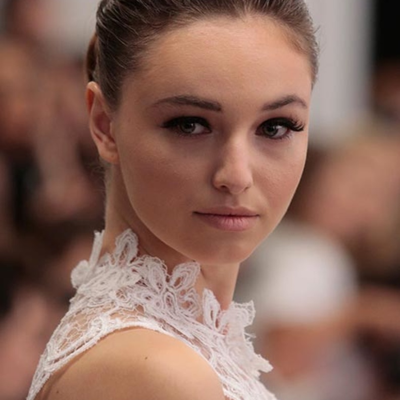 ظلال عيون برونزية مع الماسكارا الكثيفة