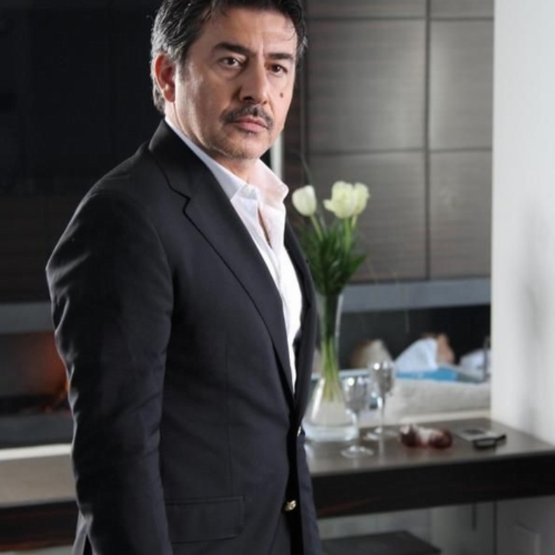 عابد فهد في بدلة باللون الكحلي