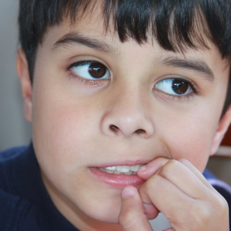 عادة قضم الأظافر لدى الأطفال.. هكذا تمنعيها