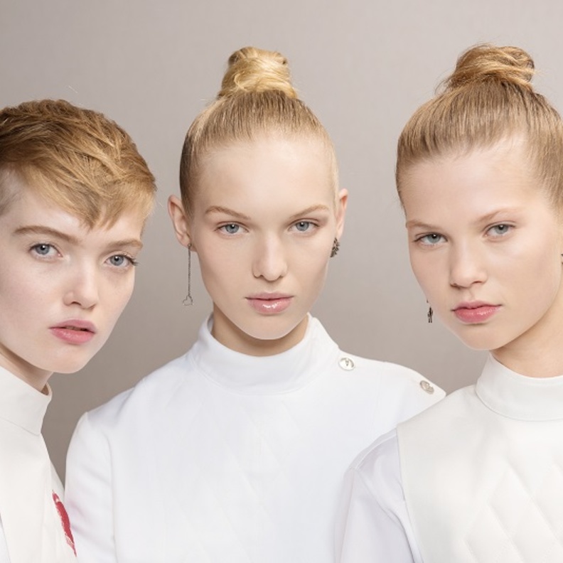 عارضات ديور يتألقن بمكياج طبيعي وانثوي