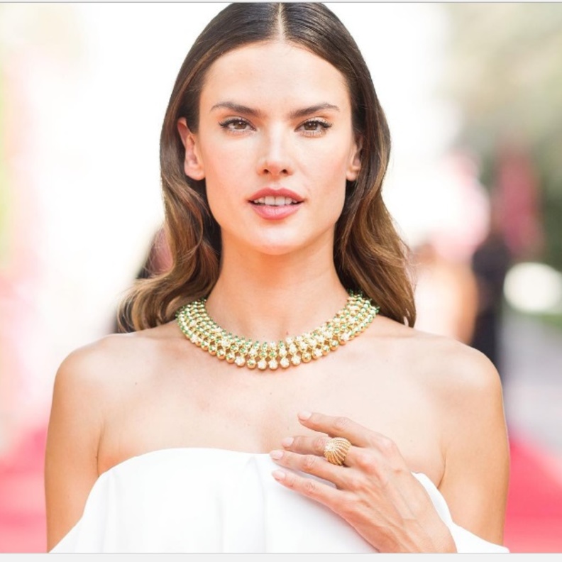 عارضة الأزياء البرازيلية  أليساندرا أمبروسيو تتألق بكارتييه