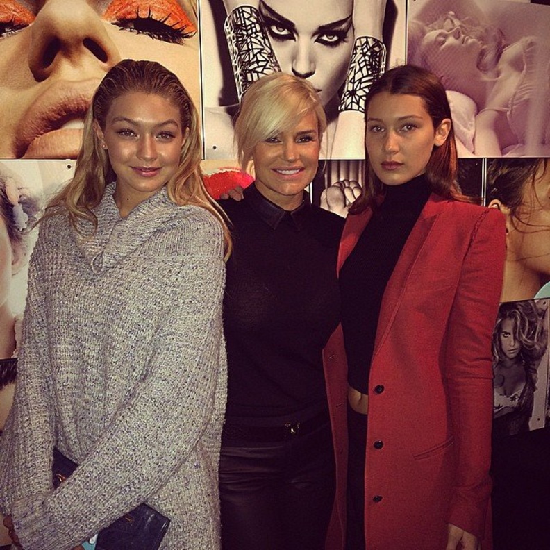 عارضتا الازياء جبجي حديد وبيلا حديد برفقة والدتهما التي تشع جمالا