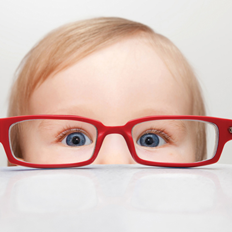 عالجي كسل العين الوظيفي لطفلكِ في سن مبكرة