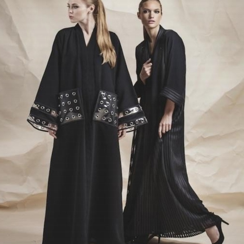 عبايات سوداء بلمسات شبابية ملفتة