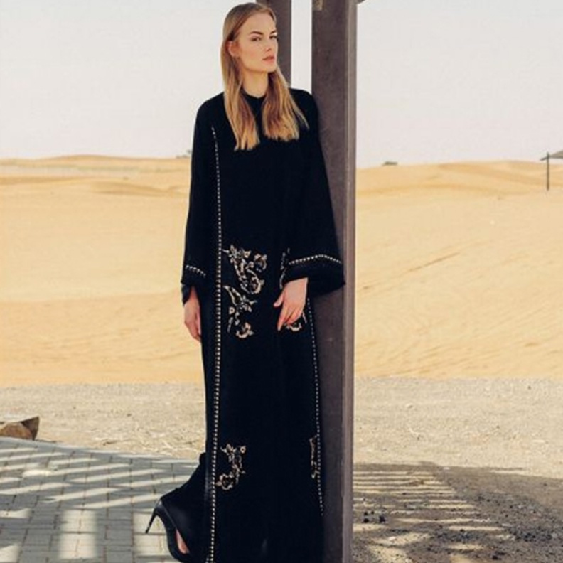 عبايات انيقة بصيحة المونكروم 