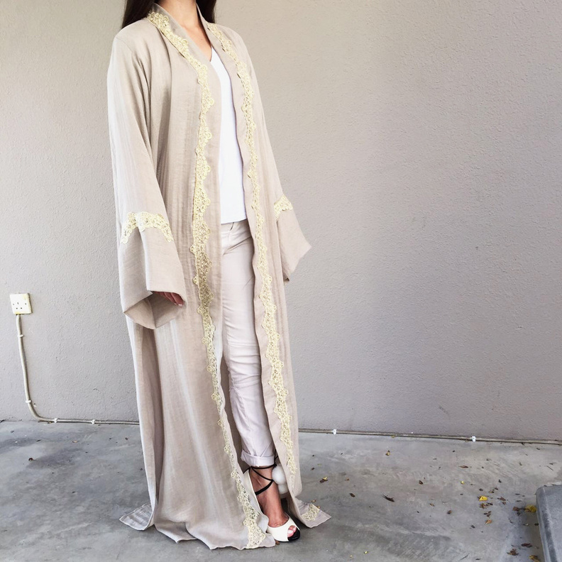 عباية بيج مطرزة بالذهبي من Qabeela