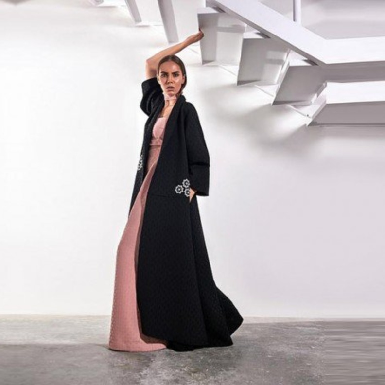 عباية عصرية بلمسات أنثوية أنيقة