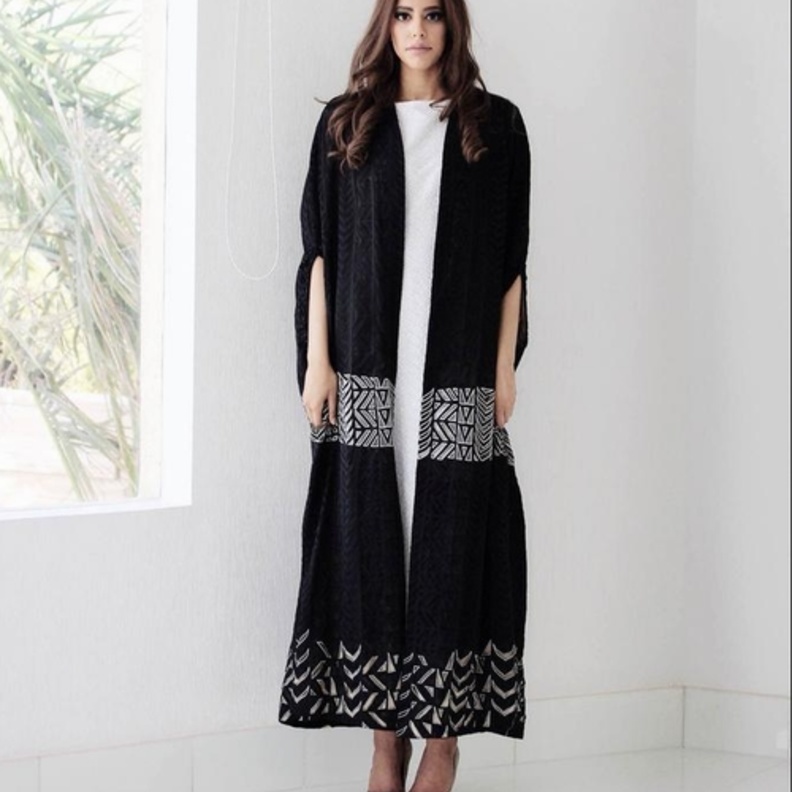 عباية من Endemage بتصميم الاكمام المفتوحة يشبه الكاب