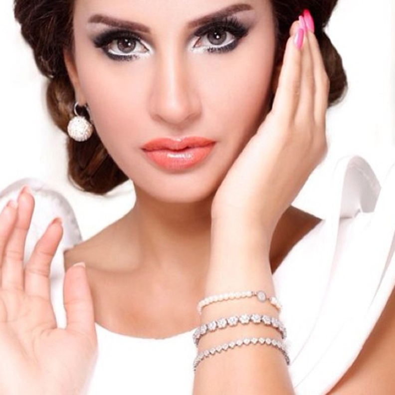 تتميز عبير الياسين بعنايتها الدائمة لبشرتها 