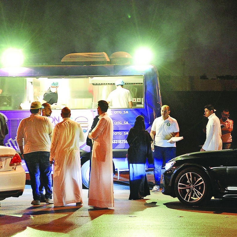 عربات الاطعمة تجد اقبال واسع في السعودية 